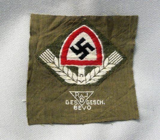 REICHSARBEITSDIENST CAP BADGE.